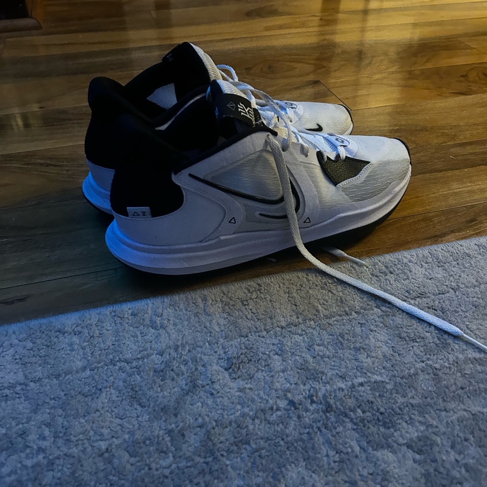 Nike Kyrie 5 low. Sz 11.5. Great condition.